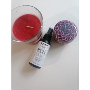 NYX Professional Makeup Dewy Finish, Makeup Setting Spray (Utrwalacz makijażu z efektem wilgotnego wykończenia) - opinie | zdjęcie do recenzji od blondeinbeauty