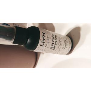 NYX Professional Makeup Dewy Finish, Makeup Setting Spray (Utrwalacz makijażu z efektem wilgotnego wykończenia) - opinie | zdjęcie do recenzji od DomiPee