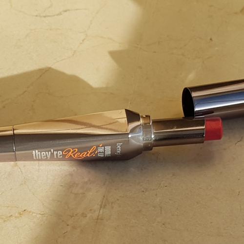 BeneFit They're real! Double The Lip (Pomadka i konturówka do ust w jednym) - opinie | zdjęcie do recenzji od Iwona_C - 1