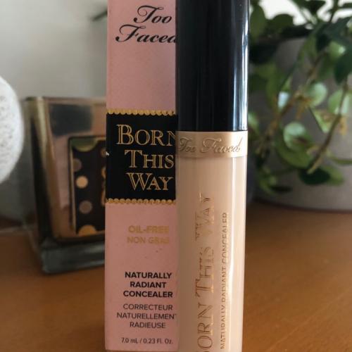 Too Faced Born This Way, Concealer (Naturalnie lśniący korektor) - opinie | zdjęcie do recenzji od Annabelle - 1