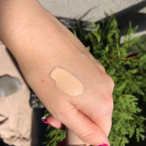 Too Faced Born This Way, Concealer (Naturalnie lśniący korektor) - opinie | zdjęcie do recenzji od Annabelle - 2