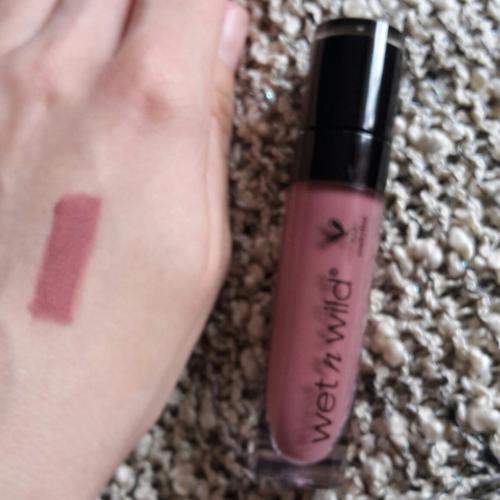 Wet n Wild MegaLast, Liquid Catsuit Matte Lipstick (Matowa pomadka w płynie) - opinie | zdjęcie do recenzji od suzeta