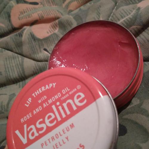 Vaseline Rosy Lips, Lip Therapy with Rose and Almond Oil (Regenerujący balsam do ust) - opinie | zdjęcie do recenzji od szminka2010