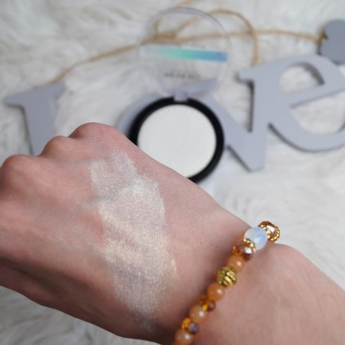 Revers Cosmetics Strobe & Glow Highlighter (Puder rozświetlający) - opinie | zdjęcie do recenzji od world_of_casie_