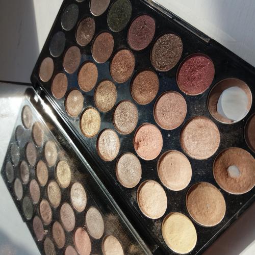 Revolution Beauty (Makeup Revolution) Ultra Eyeshadows, Flawless (Profesjonalna paleta 32 cieni do powiek) - opinie | zdjęcie do recenzji od dunianasia - 1