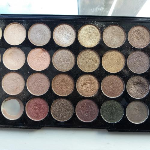 Revolution Beauty (Makeup Revolution) Ultra Eyeshadows, Flawless (Profesjonalna paleta 32 cieni do powiek) - opinie | zdjęcie do recenzji od dunianasia - 2