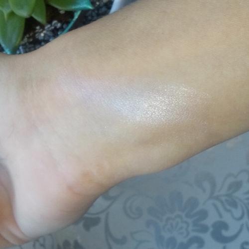 AA Wings of Color Precious 24K Gold Liquid Highlighter (Płynny rozświetlacz do twarzy i ciała) - opinie | zdjęcie do recenzji od leegwoord - 2