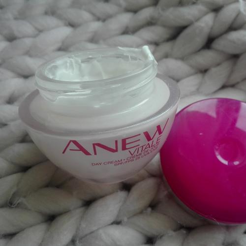 Avon Anew Vitale 25+, Day Cream (Krem na dzień SPF 25 UVA/UVB) - opinie | zdjęcie do recenzji od ev6