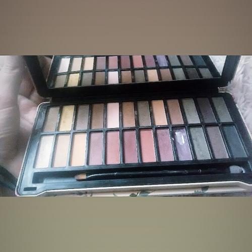 IDC Color Naked Nude Eyeshadow Palette (Paleta 24 cieni do powiek) - opinie | zdjęcie do recenzji od Lisekk13