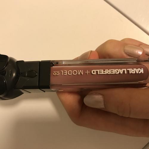 Karl Lagerfeld The Karl Lagerfeld + ModelCo, Lip Lights Liquid Matte Lipstick (Pomadka matowa) - opinie | zdjęcie do recenzji od Jagodka_ - 1