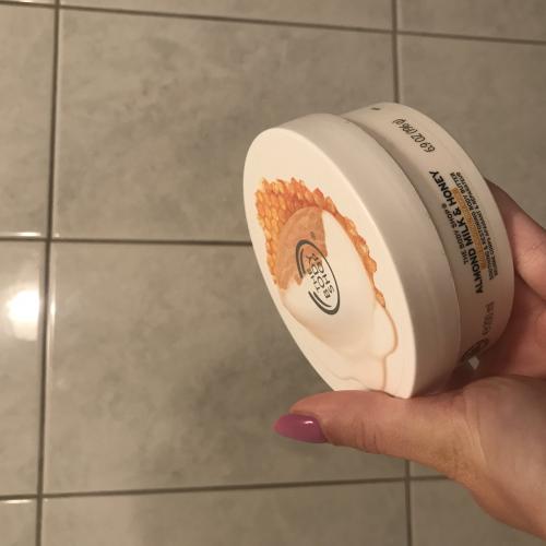 The Body Shop Almond Milk & Honey, Soothing & Restoring Body Butter (Kojące masło do ciała `Mleczko migdałowe i miód`) - opinie | zdjęcie do recenzji od rozarozewicz