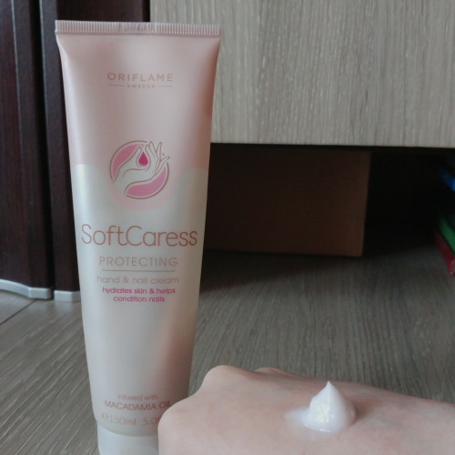 Oriflame Soft Caress,  Protecting Hand & Nail Cream (Ochronny krem do rąk i paznokci) - opinie | zdjęcie do recenzji od Aneta_Ch