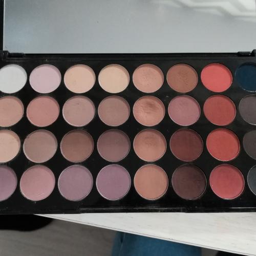 Revolution Beauty (Makeup Revolution) 32 Ultra  Professional Eyeshadows Flawless Matte 2 (Paleta 32 matowych cieni do powiek) - opinie | zdjęcie do recenzji od _mpaulam_