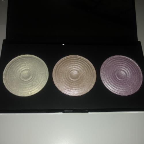 Revolution Beauty (Makeup Revolution) Highlight, Highlighting Powder Palette (Paleta pudrów rozświetlających do twarzy) - opinie | zdjęcie do recenzji od Martuszkat - 2