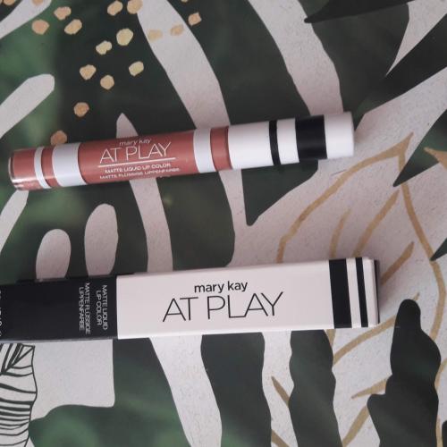 Mary Kay At Play, Matte Liquid Lip Color (Matowa pomadka w płynie) - opinie | zdjęcie do recenzji od prawdziwablondynka - 2