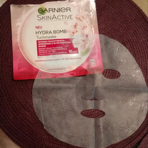 Garnier SkinActive, Hydra Bomb Tissue Mask (Nawilżająca maska w płacie z ekstraktem z sakury (stara wersja)) - opinie | zdjęcie do recenzji od redcarpet93