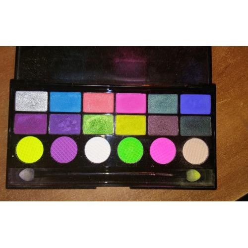 Revolution Beauty (Makeup Revolution) Salvation Palette (Paleta cieni do powiek) - opinie | zdjęcie do recenzji od Littleforrest