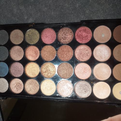 Revolution Beauty (Makeup Revolution) Ultra 32 Shade Eyeshadow Palette (Paleta 32 cieni do oczu) - opinie | zdjęcie do recenzji od Ola_1231