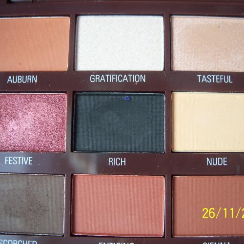 I Heart Revolution Cranberries and Chocolate Shadow Palette (Paleta 18 cieni do powiek) - opinie | zdjęcie do recenzji od Smerfeta83 - 5