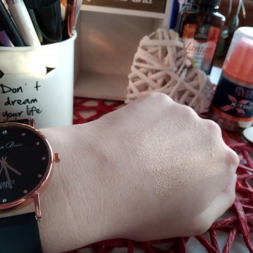 Cashmere Contouring, Strobe Highlighting Liquid Cushion (Rozświetlacz z gąbęczką) - opinie | zdjęcie do recenzji od Truebeauty18