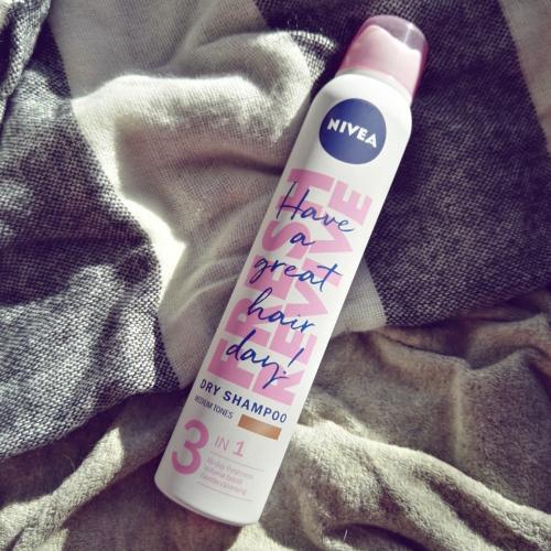 Nivea Fresh Revive , 3 in 1 Trockenshampoo (Suchy szampon dla szatynek) - opinie | zdjęcie do recenzji od Karolina9520