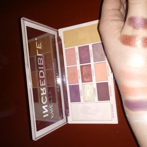 Revolution Beauty (Makeup Revolution) Pretty Incredible, Eyeshadow Palette (Paleta 11 cieni do powiek) - opinie | zdjęcie do recenzji od jowitalewicka31