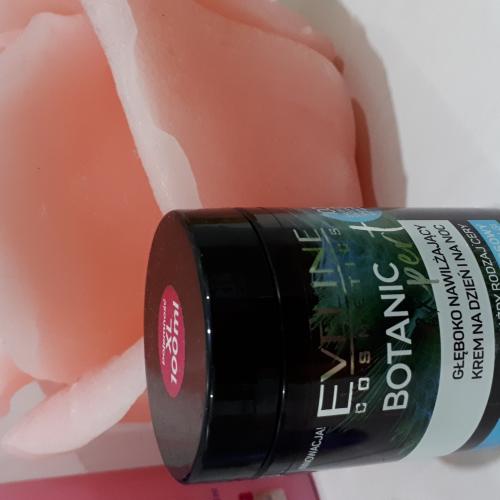 Eveline Cosmetics Botanic Expert, Głęboko nawilżający krem na dzień i na noc do każdego rodzaju cery `Olejek kokosowy i olejek makadamia` - opinie | zdjęcie do recenzji od niusiaczek22