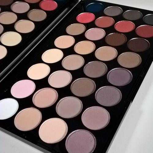 Revolution Beauty (Makeup Revolution) 32 Ultra  Professional Eyeshadows Flawless Matte 2 (Paleta 32 matowych cieni do powiek) - opinie | zdjęcie do recenzji od intermanka - 1