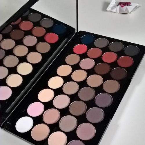 Revolution Beauty (Makeup Revolution) 32 Ultra  Professional Eyeshadows Flawless Matte 2 (Paleta 32 matowych cieni do powiek) - opinie | zdjęcie do recenzji od intermanka - 4