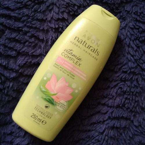 Avon Naturals, Vitamin Complex Shampoo & Conditioner 2 in 1 'Basil & Lotus Flower' (Witaminowy szampon i odżywka 2 w 1 'Bazylia i kwiat lotosu') - opinie | zdjęcie do recenzji od MoniaPasi - 2