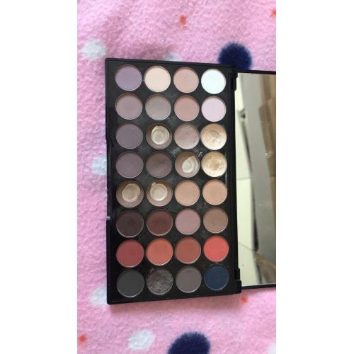 Revolution Beauty (Makeup Revolution) 32 Ultra  Professional Eyeshadows Flawless Matte 2 (Paleta 32 matowych cieni do powiek) - opinie | zdjęcie do recenzji od duulcia - 2