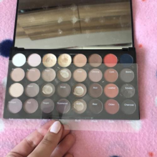 Revolution Beauty (Makeup Revolution) 32 Ultra  Professional Eyeshadows Flawless Matte 2 (Paleta 32 matowych cieni do powiek) - opinie | zdjęcie do recenzji od duulcia - 3