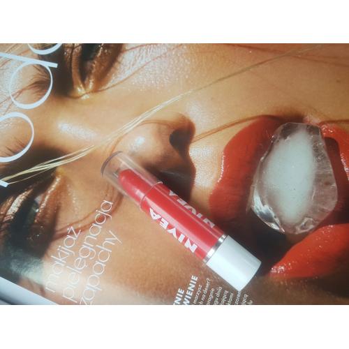 Nivea Poppy Red, Longlasting Melt-in Moisture & Intensive Colour Crayon Lipstick Color Lip Balm (Koloryzujący balsam do ust w kredce) - opinie | zdjęcie do recenzji od szminka2010