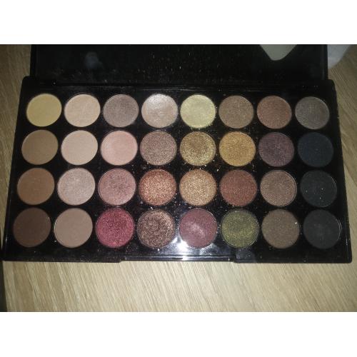 Revolution Beauty (Makeup Revolution) Ultra Eyeshadows, Flawless (Profesjonalna paleta 32 cieni do powiek) - opinie | zdjęcie do recenzji od czaderka222 - 1