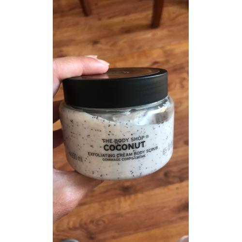 The Body Shop Coconut, Body Scrub (Peeling do ciała z kokosem) - opinie | zdjęcie do recenzji od rozarozewicz - 2