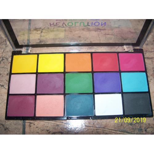Revolution Beauty (Makeup Revolution) Reloaded Marvellous Mattes Eyeshadow Palette (Paletka 15 cieni do powiek) - opinie | zdjęcie do recenzji od Smerfeta83 - 1