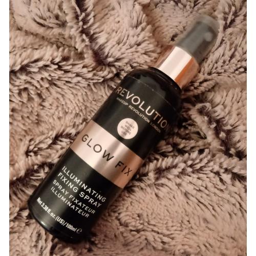 Revolution Beauty (Makeup Revolution) Glow Fix Illuminating Fixing Spray (Rozświetlający spray utrwalający) - opinie | zdjęcie do recenzji od redcarpet93