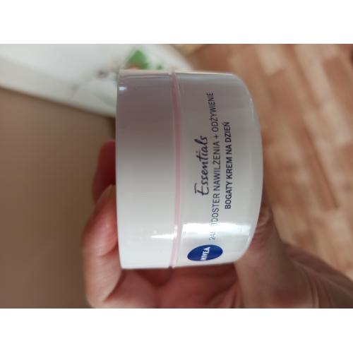 Nivea Essentials, Bogaty krem na dzień do cery suchej i wrażliwej `24H Booster nawilżenia + odżywienie` - opinie | zdjęcie do recenzji od MadziaaP189 - 2