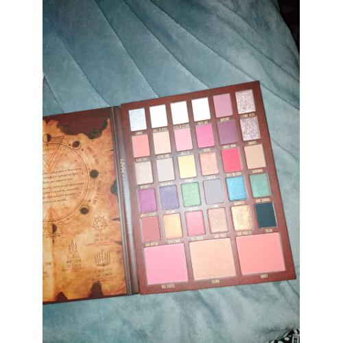 NYX Professional Makeup Nyx x Netflix, Chilling Adventures of Sabrina Part 3 Spelbook  Eyeshadow Palette (Paleta do makijażu) - opinie | zdjęcie do recenzji od xsylwiaboox - 2