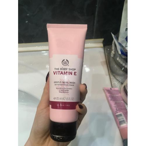 The Body Shop Vitamin E, Gentle Facial Wash (Oczyszczający żel do mycia twarzy z witaminą E) - opinie | zdjęcie do recenzji od Aniel_lka