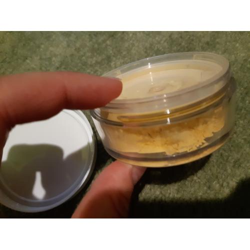 Avon Mark, Magix HD Banana Setting Powder (Utrwalający puder sypki HD bananowy) - opinie | zdjęcie do recenzji od paula54555