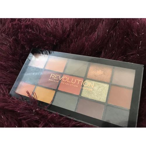 Revolution Beauty (Makeup Revolution) Re-Loaded, Iconic Division, Eyeshadow Palette (Paleta 15 cieni do powiek) - opinie | zdjęcie do recenzji od Omexia - 1