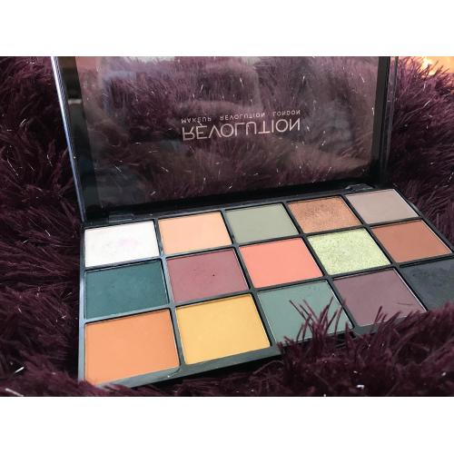 Revolution Beauty (Makeup Revolution) Re-Loaded, Iconic Division, Eyeshadow Palette (Paleta 15 cieni do powiek) - opinie | zdjęcie do recenzji od Omexia - 2