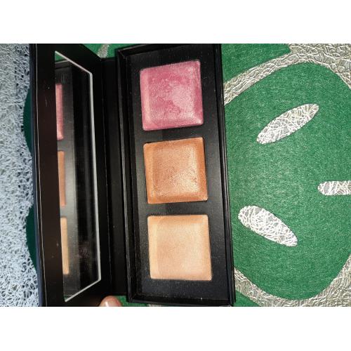 SinSkin Skin By Patricia Kazadi, Highlighter Palette Brownie Glamalicious (Paleta trzech wypiekanych rozświetlaczy) - opinie | zdjęcie do recenzji od KIN0183 - 3