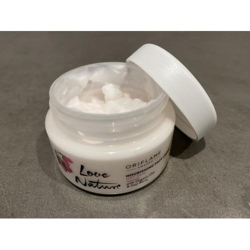 Oriflame Love Nature, Nourishing Face Cream with Organic Oat & Goji Berry (Odżywczy krem do twarzy z organicznym owsem i jagodami goji) - opinie | zdjęcie do recenzji od kosmetycznieIGrA