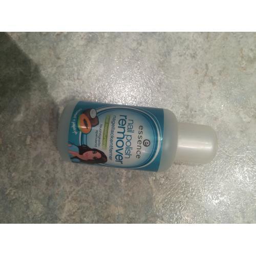 Essence Nail Moisturizing Polish Remover (Nawilżający zmywacz do paznokci z kokosem i papają) - opinie | zdjęcie do recenzji od Lukrecja63