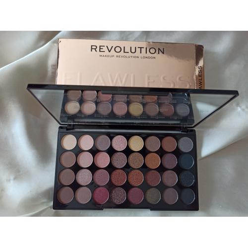 Revolution Beauty (Makeup Revolution) Ultra Eyeshadows, Flawless (Profesjonalna paleta 32 cieni do powiek) - opinie | zdjęcie do recenzji od MadziaaP189