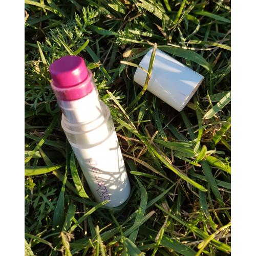Avon Color Trend, Kiss n Go Lipstick (Szminka `Kolor na żądanie`) - opinie | zdjęcie do recenzji od Staria - 2