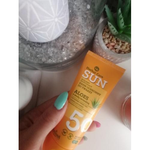 Herbal Care Sun, Roślinny nawilżający krem ochronny do twarzy SPF 50 "Aloes z wodą termalną" - opinie | zdjęcie do recenzji od blondeinbeauty