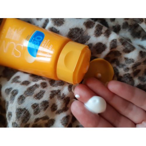Avon Sun +, Moisturizing Face Cream SPF 30 (Wodoodporny krem nawilżająco-ochronny do twarzy SPF 30 z technologią Derma 360°) - opinie | zdjęcie do recenzji od paula54555 - 2